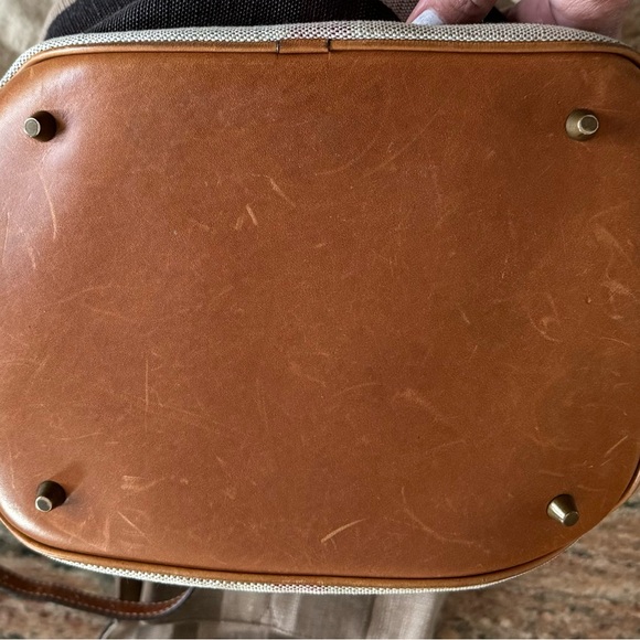 Burberry Ashby Bucket Bag - Picture 5 of 7